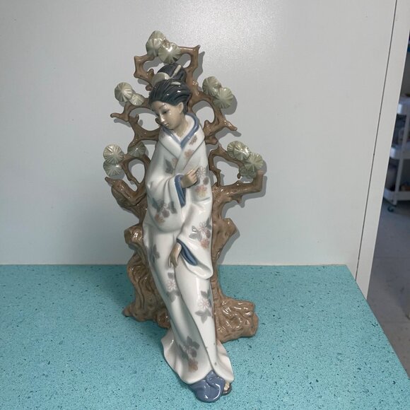 Lladro Geisha Sculpted By Vicente Martínez Porcelain Issued In 1972 Retired 1994 - Picture 2 of 16
